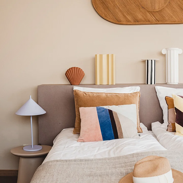 Velvet Patch Powow, trekantbordslampe, Velvet Pillow og Shell Vase af HKliving