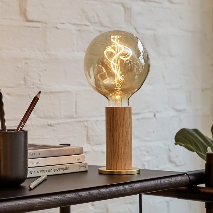 Knuckle bordlampe inklusive pærer fra Tala .