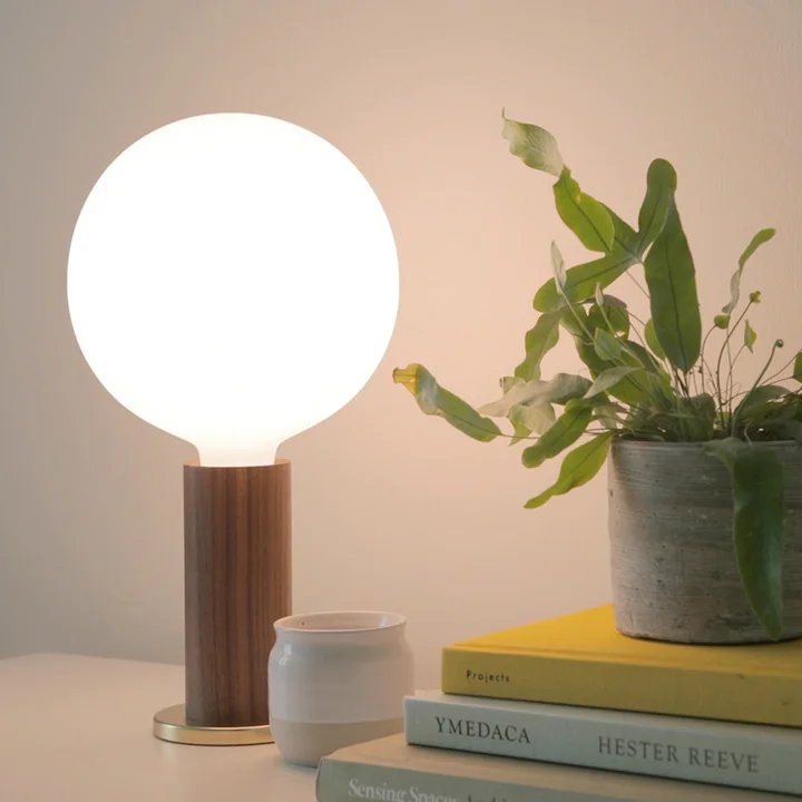 Knuckle bordlampe inklusive pærer fra Tala .