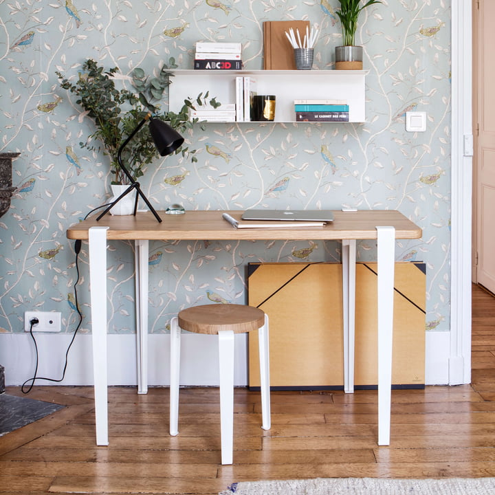 NOMA Desk, Oak, Cloud White fra TipToe som en moderne accent i et muntert arbejdsområde