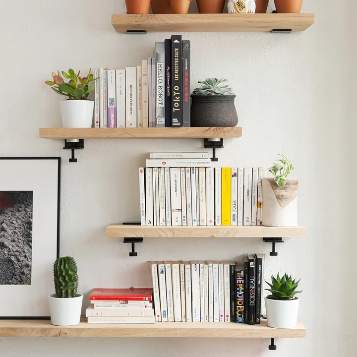 TipToe 's Graphite Black Table Top Wall Bracket understøtter hylderne i stuen