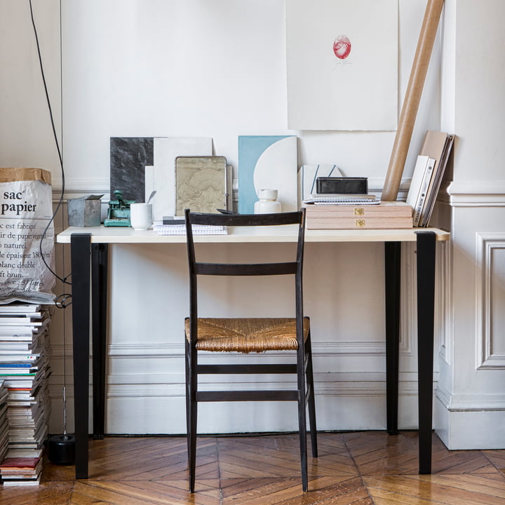 Bordet og skrivebordsben H 75 cm, grafitsort fra TipToe på et arbejdsbord i studiet