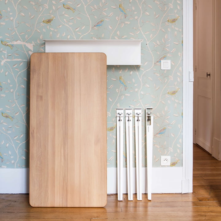 Bord- og skrivebordsben H 75 cm, skyhvid, fra TipToe ved siden af en matchende træplade også fra TipToe