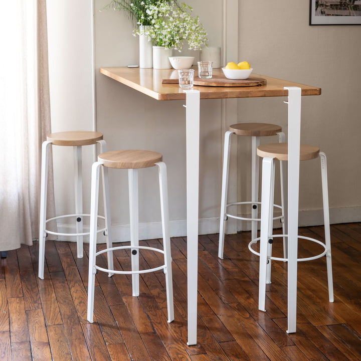 Barbordsbenet H 110 cm, skyhvid fra TipToe i kombination med barstole i samme stil