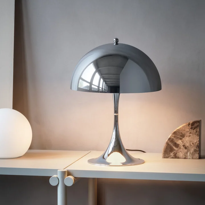 Panthellaen, højglansforkromet af Louis Poulsen som dekorativ lampe på skænken
