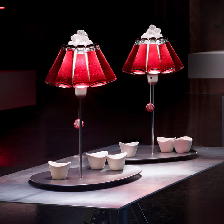 Campari Bar bordlampe, rød (EU) af Ingo Maurer som hylde til skåle