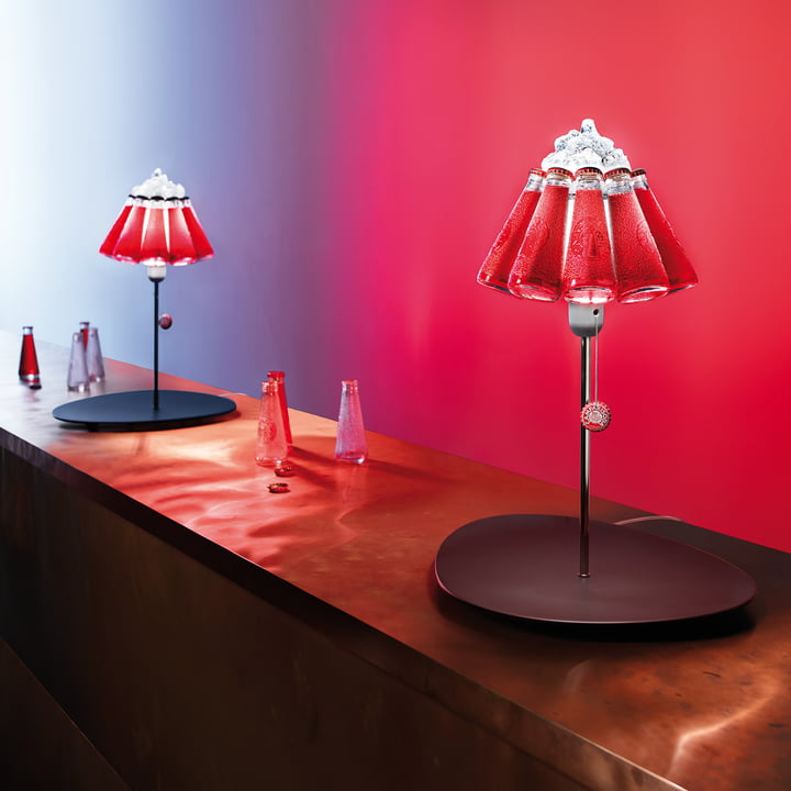 Campari Bar bordlampe, rød (EU) af Ingo Maurer på en bardisk