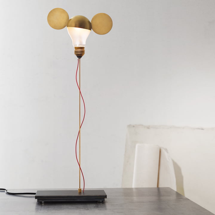 I Ricchi Poveri Toto bordlampe, messing (EU) af Ingo Maurer i stuen