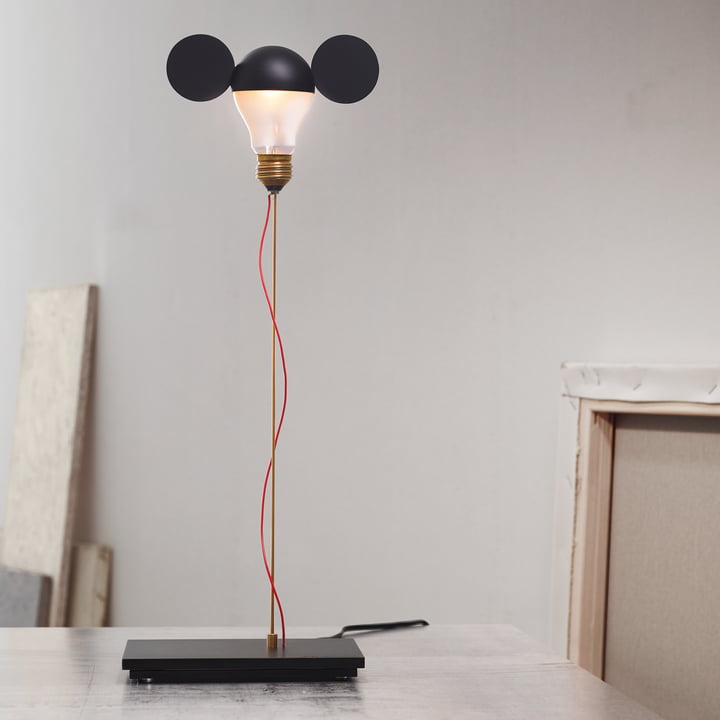 I Ricchi Poveri Toto bordlampe, sort (EU) af Ingo Maurer på et bord i stuen