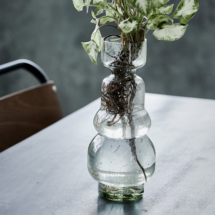 Organi vase af House Doctor i grønt med blomster
