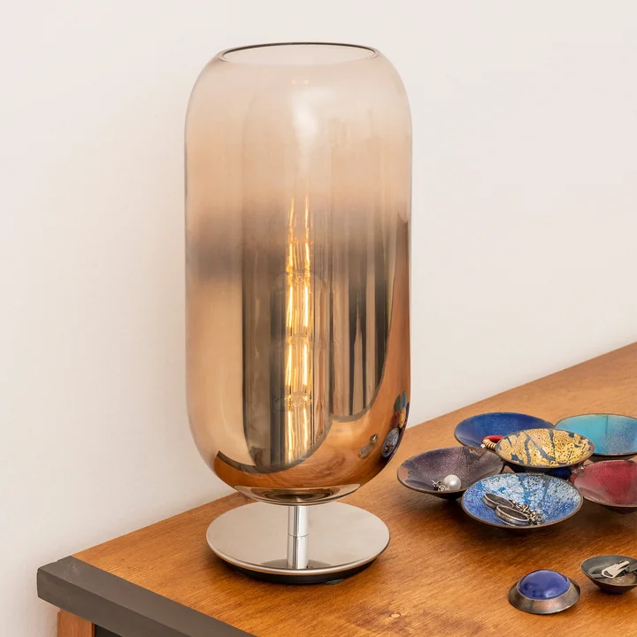 Gople bordlampe H 48,5 cm, bronze af Artemide, iscenesat med matchende dekoration