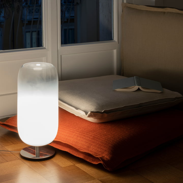 Gople bordlampe H 48,5 cm, hvid af Artemide som en stilfuld lyskilde