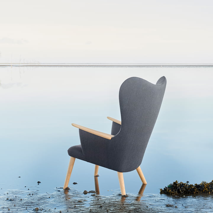 CH78 Mama Bear Lounge Chair af Carl Hansen udendørs ved vandet