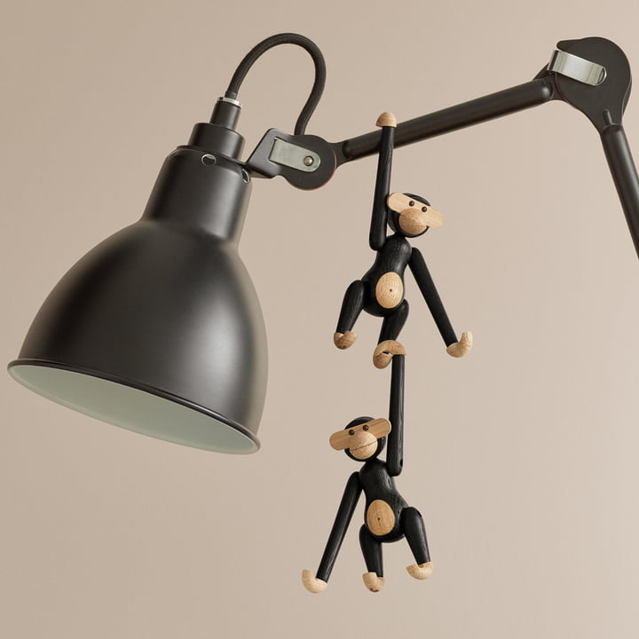 Monkey mini, sortbejdset eg af Kay Bojesen på armen af en bordlampe