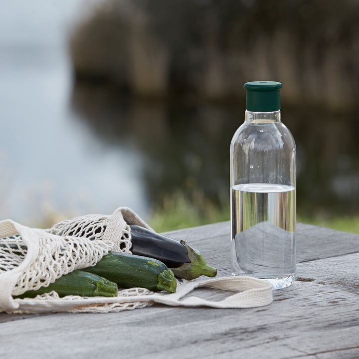 Drink-It -vandflasken fra Rig-Tig by Stelton på en strandpromenade