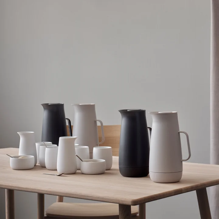 Foster vakuumkanden fra Stelton i dens forskellige designs med skåle og kander på bordet
