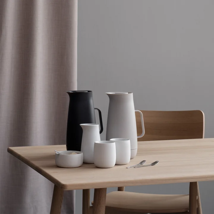 Foster vakuumkanden fra Stelton i dens forskellige designs på bordet