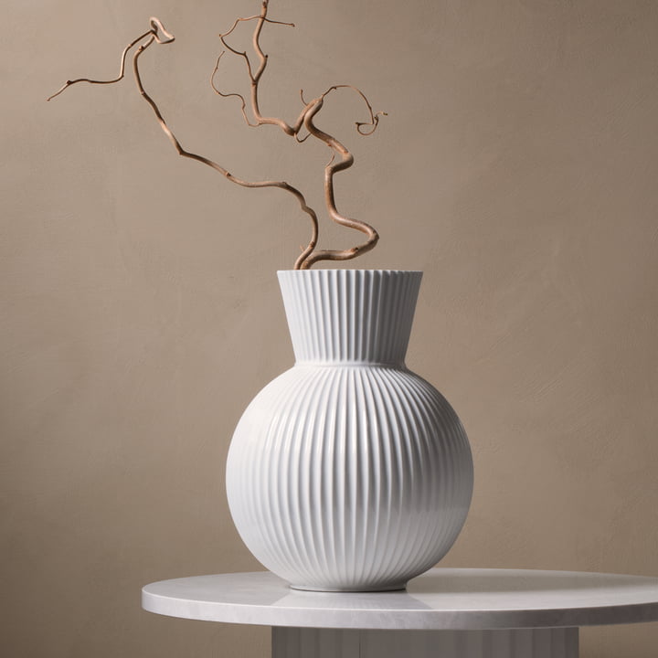 Lyngby Tura vase, H 34 cm, hvid af Lyngby Porcelæn på et sidebord af sten