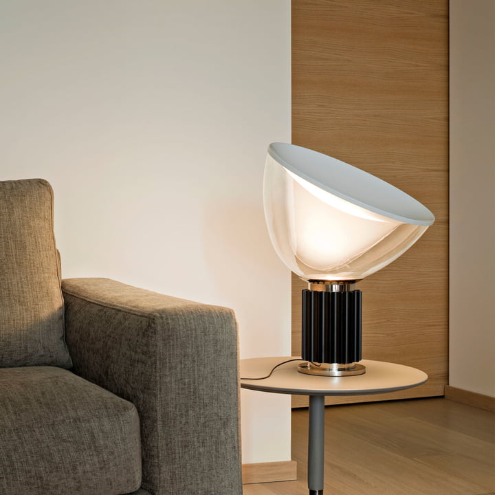 Taccia small LED bordlampe fra Flos på et sidebord i stuen