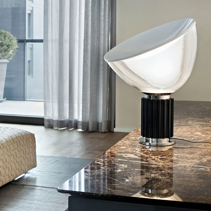 Taccia small LED bordlampe fra Flos på et marmorbord i opholdsstuen