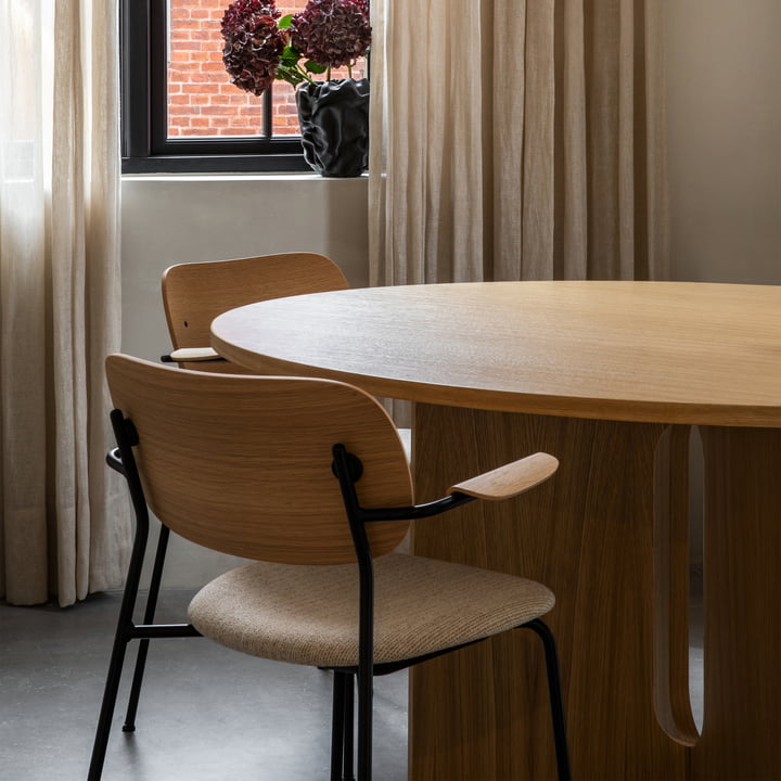 Androgyne spisebordet Ø 150 cm, naturlig eg og Co Lounge Chair fra Audo i kombination