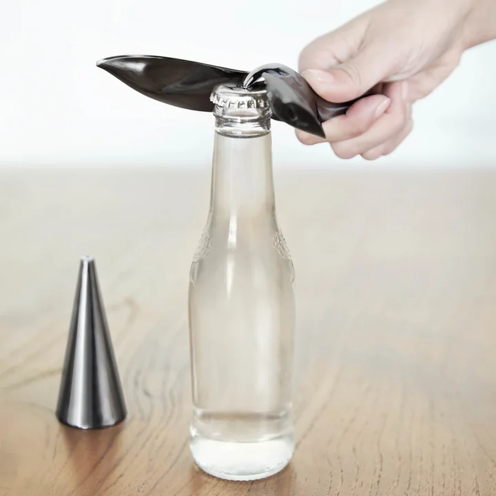 Tipsy flaskeåbneren fra Umbra til åbning af en glasflaske
