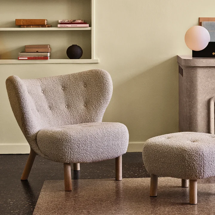 Den Little Petra Lounge Chair med puf by & Tradition i stuen