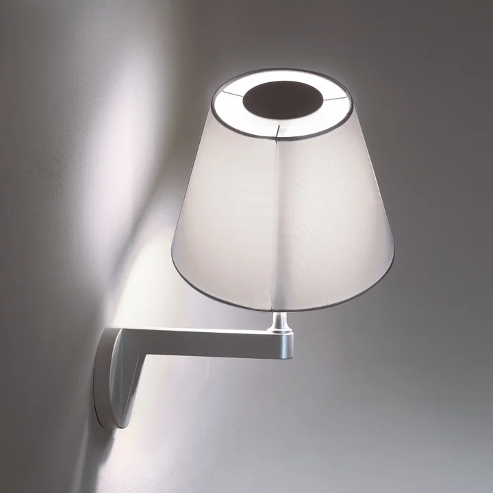 Melampo Parete væglampen fra Artemide er lavet af materialer af høj kvalitet