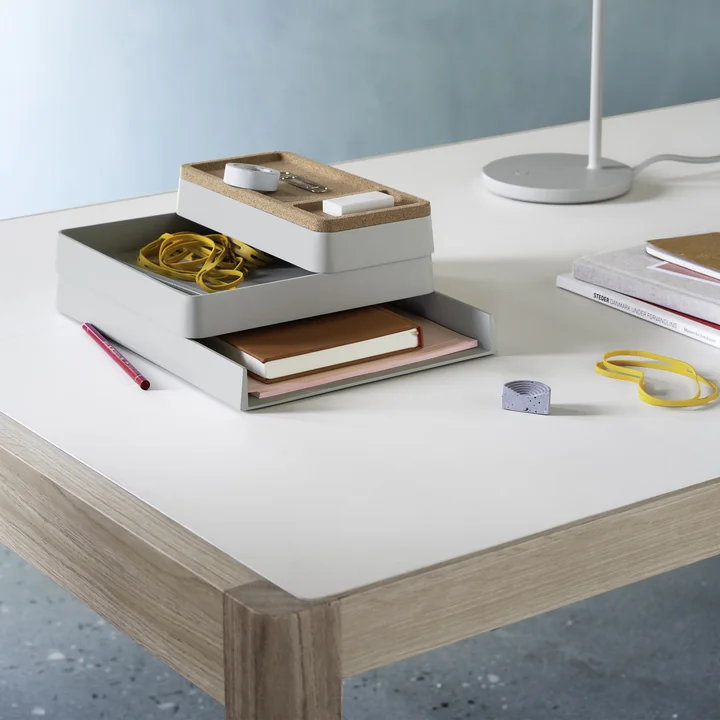 Muuto Arrange Desktop Organizer på et hvidt skrivebord ved siden af en lampe