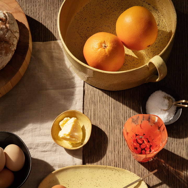 Flow -frugtskålen fra ferm Living på det dækkede morgenbord med appelsiner, brød og smør