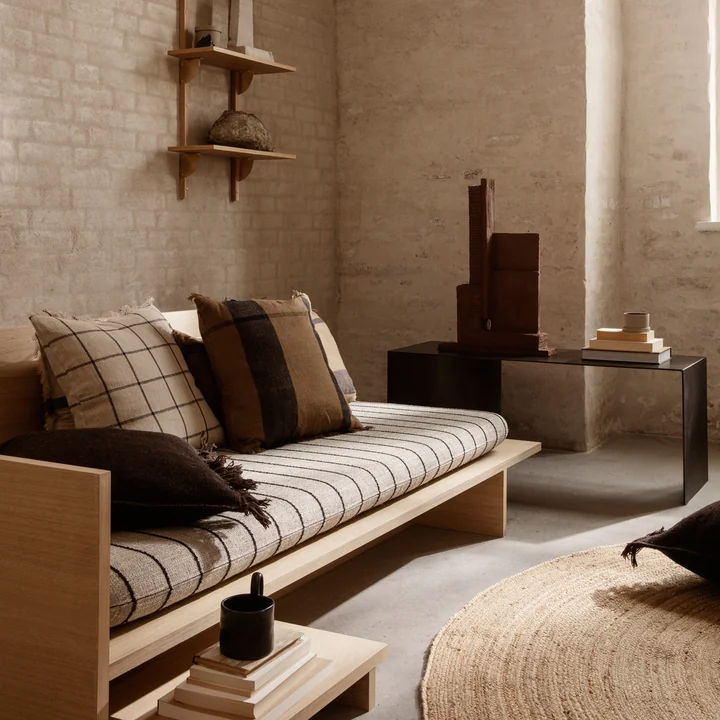 Kona-madrassen Pasadena fra Ferm Living på Kona-sengen dekoreret med store puder i jordfarver