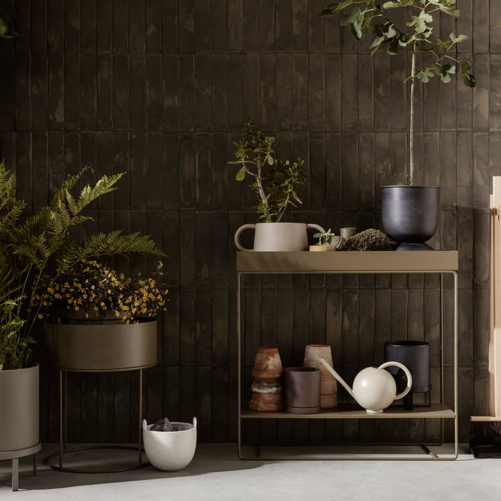 Plant Box fra ferm Living med 2 niveauer med planter, potter og andre haveredskaber