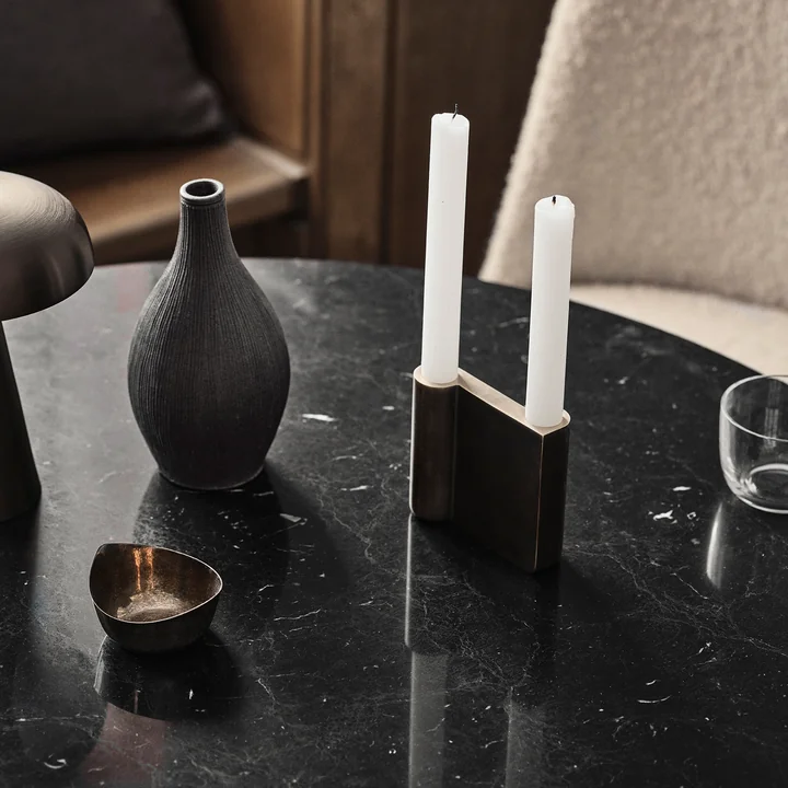 The Collect lysestage fra & Tradition med hvide stearinlys på et sort marmorbord