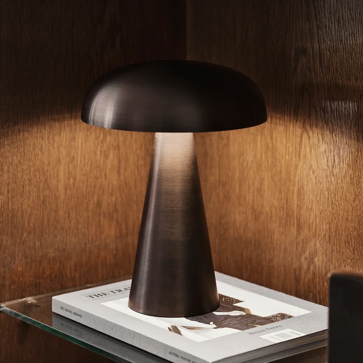 Como SC53 batteridrevet lampe fra & Tradition på et sidebord i glas