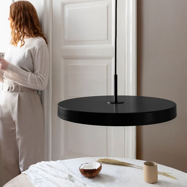 Asteria LED pendlen fra Umage i sort/sort over et rundt, hvidt spisebord