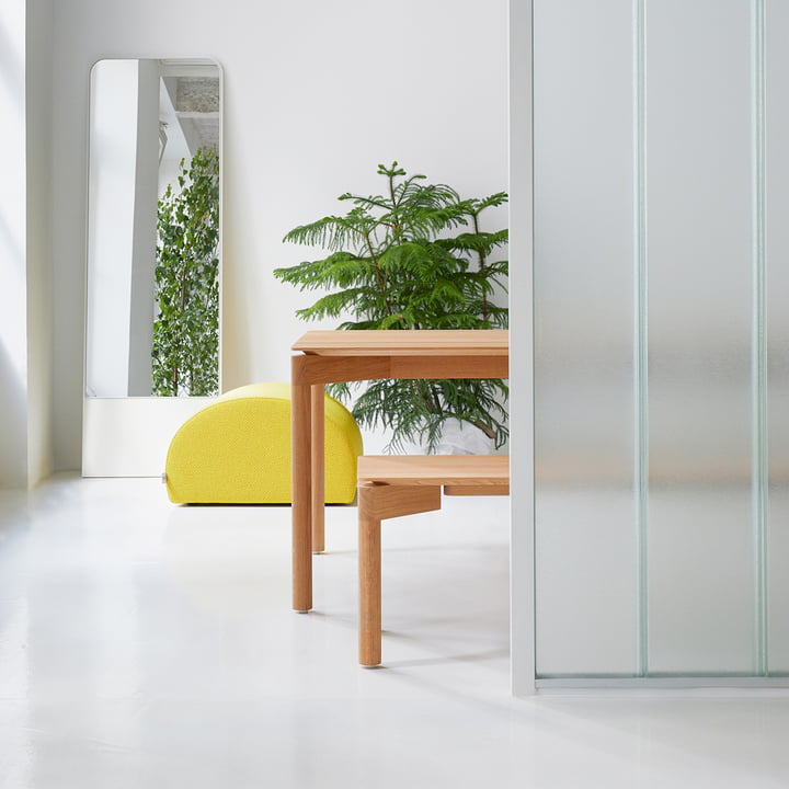 Wedekind bordet og Wedekind bænken fra OUT Objekte unserer Tage med planter bag en glasvæg