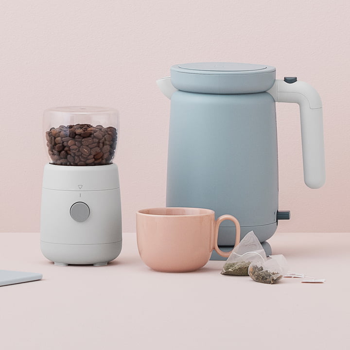 Den lysegrå Foodie kaffekværn og den lyseblå kedel fra Rig-Tig by Stelton