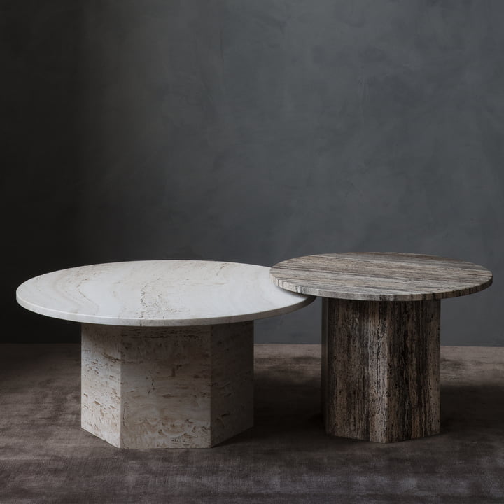 Det Epic Coffee Table af Gubi i en mørk atmosfære