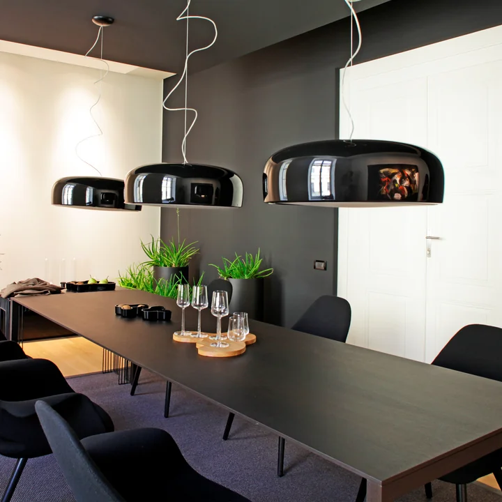 Smithfield Pro pendel fra Flos i sort over et langt, sort spisebord