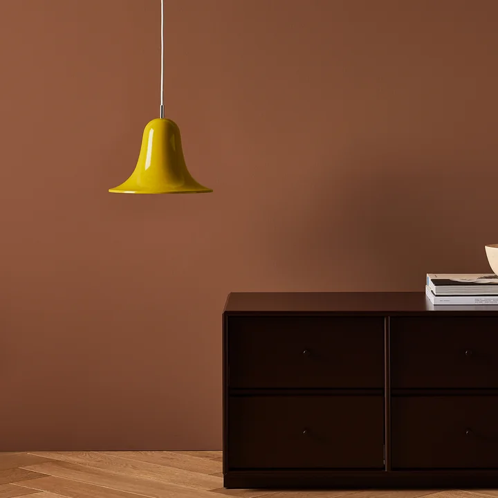 Den gule Pantop pendel fra Verpan fungerer som rumbelysning og funktionel belysning