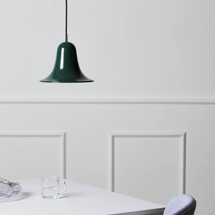 Den mørkegrønne Pantop pendel fra Verpan over et spisebord