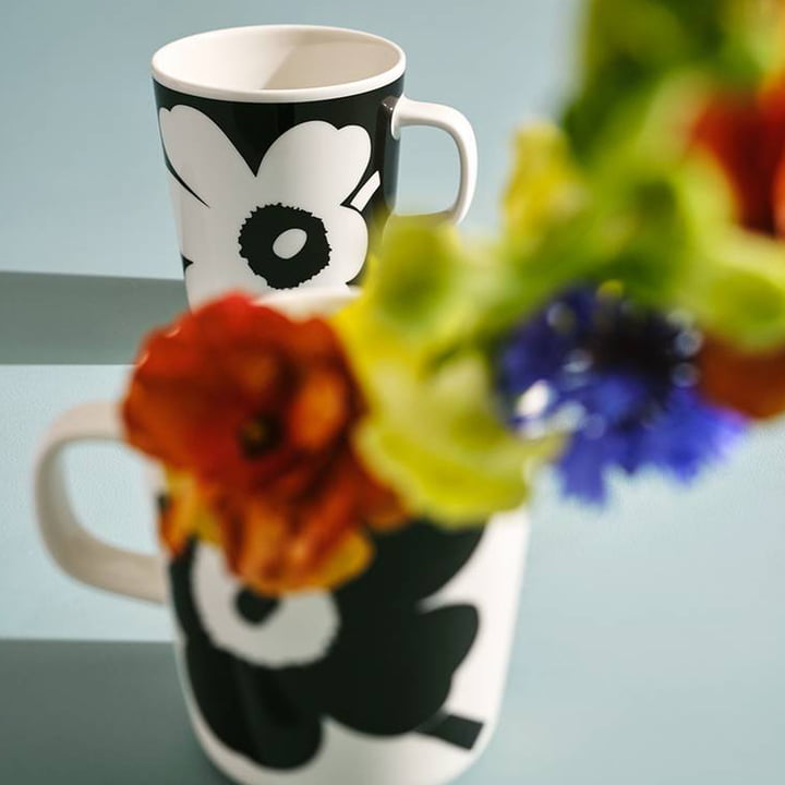 Unikko mønsteret fra Marimekko på to sorte og hvide krus