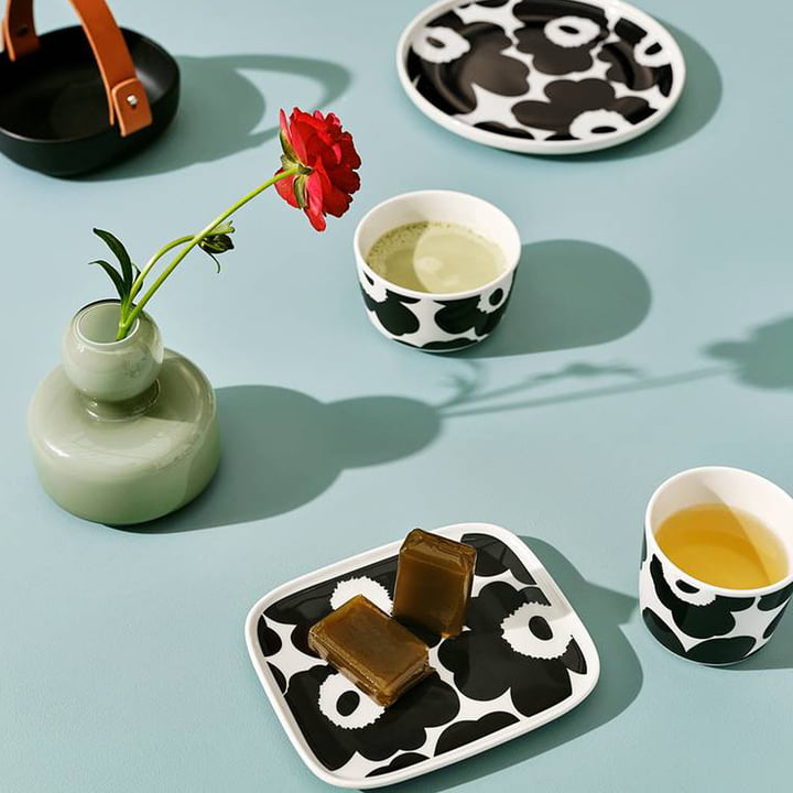 Unikko mønsteret fra Marimekko på serveringsfade og kopper