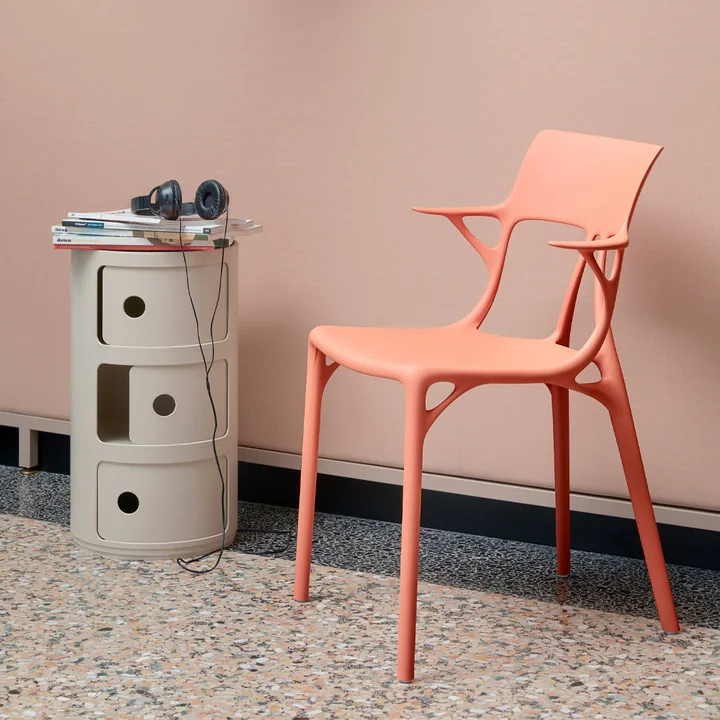 Componibili Bio 5970 fra Kartell ved siden af en laksefarvet stol