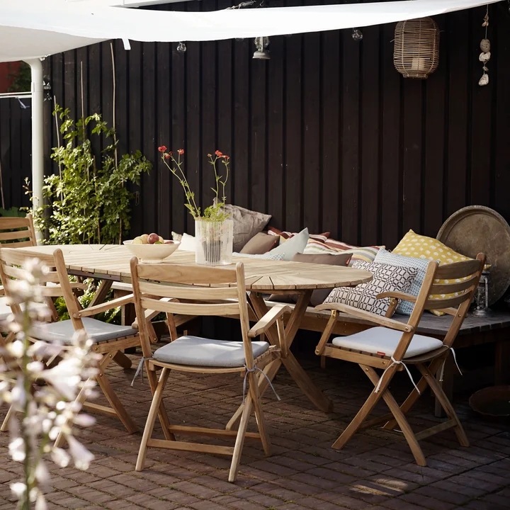 Teak bord på terrassen
