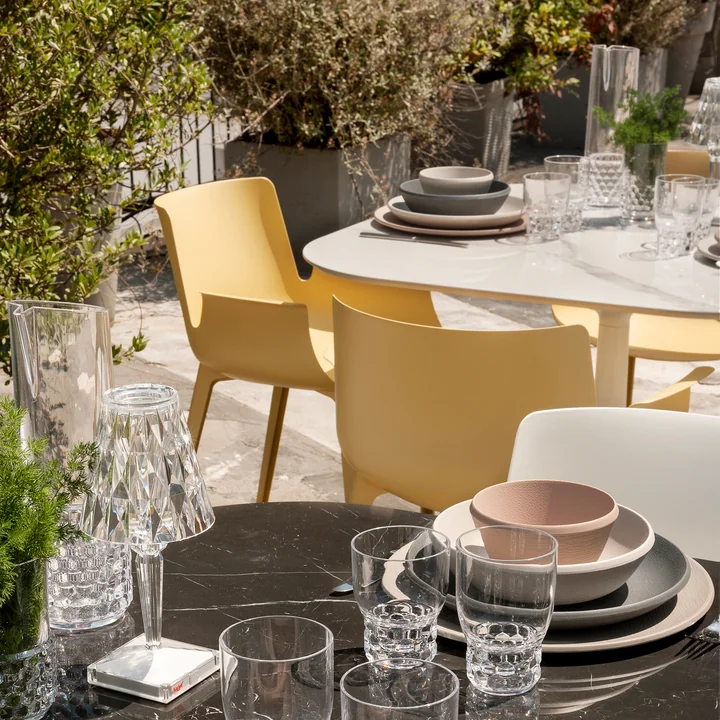 Battery bordlampe, Trama service og Piuma stol fra Kartell