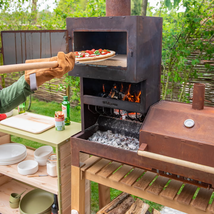 Pizza-sten fra Outdoor XL stålovn fra Weltevree i aktion