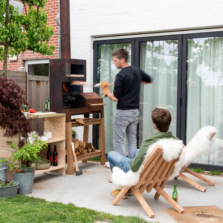 Den Outdoor stålkomfur XL fra Weltevree på terrassen bag huset