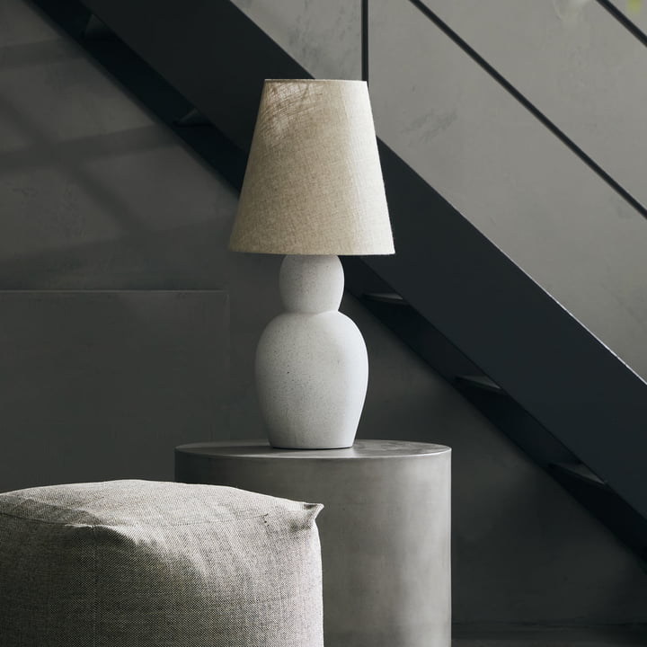 Orga bordlampen fra House Doctor på et beton sidebord
