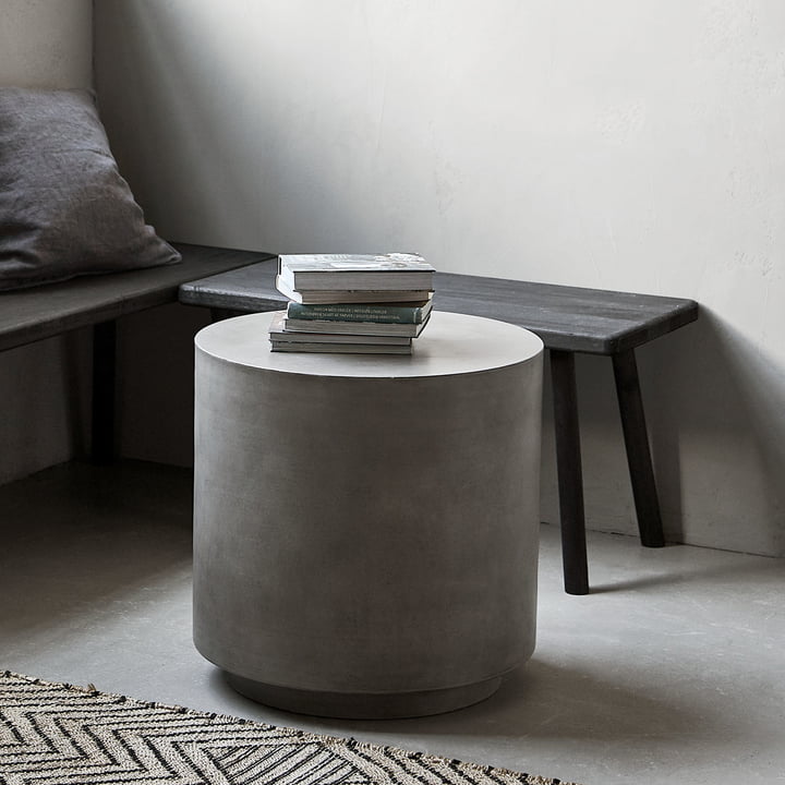 Out Beton sidebordet fra House Doctor foran en bænk i stuen